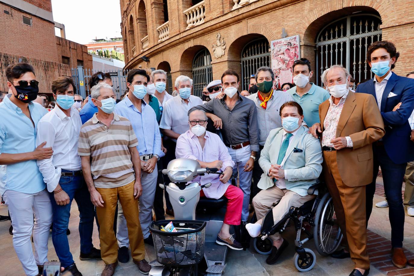 Varios centenares de personas se han concentrado esta tarde frente a la plaza de Toros, arropadas por toreros como Enrique Ponce, Vicente Barrera, El Soro, Román y Jesús Duque