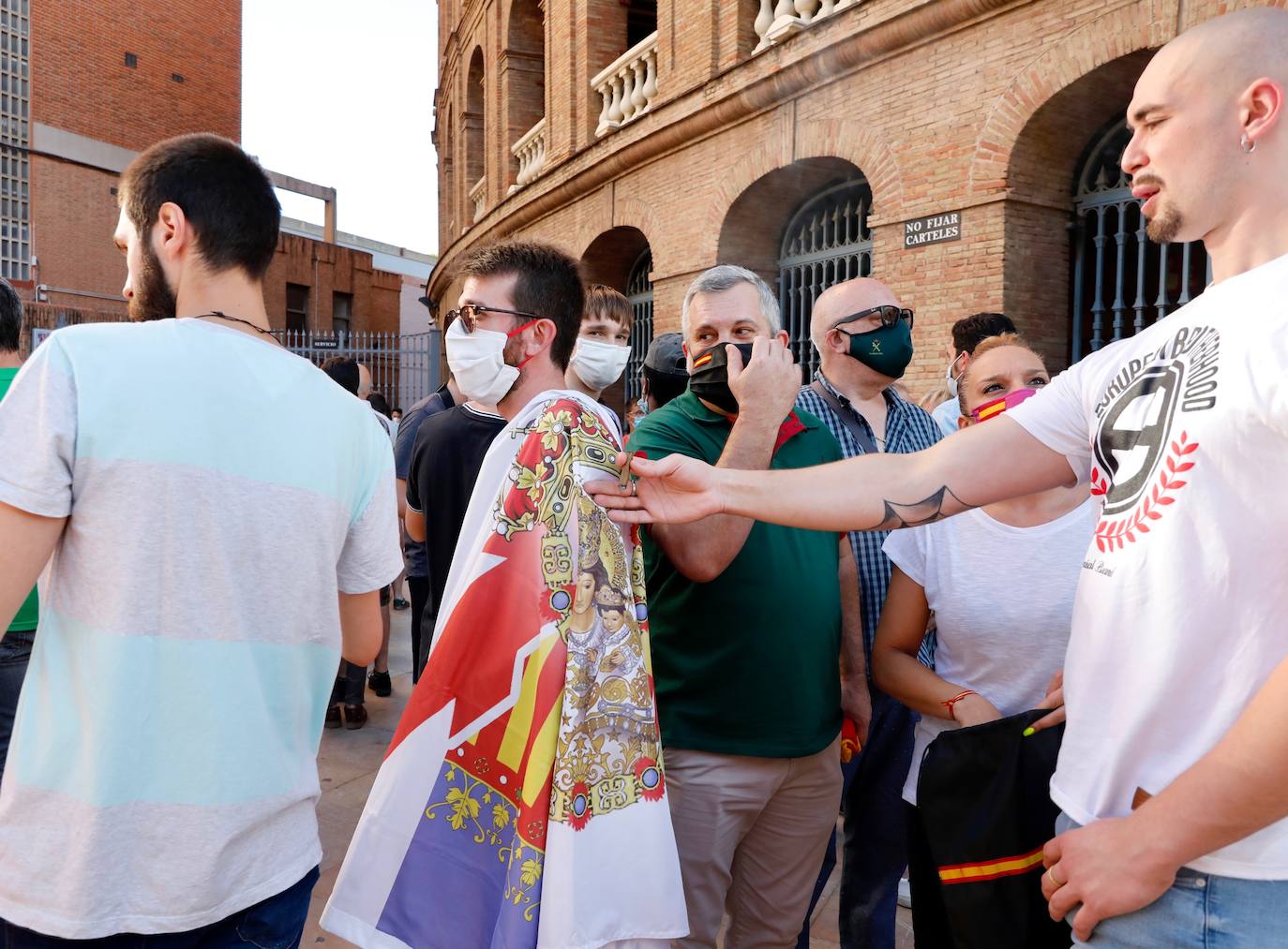 Varios centenares de personas se han concentrado esta tarde frente a la plaza de Toros, arropadas por toreros como Enrique Ponce, Vicente Barrera, El Soro, Román y Jesús Duque