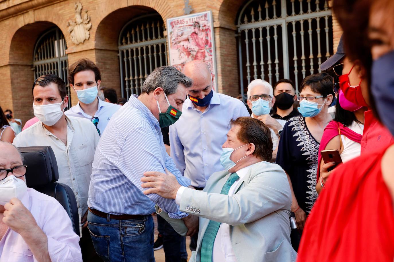 Varios centenares de personas se han concentrado esta tarde frente a la plaza de Toros, arropadas por toreros como Enrique Ponce, Vicente Barrera, El Soro, Román y Jesús Duque