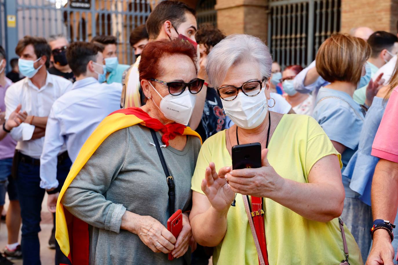 Varios centenares de personas se han concentrado esta tarde frente a la plaza de Toros, arropadas por toreros como Enrique Ponce, Vicente Barrera, El Soro, Román y Jesús Duque