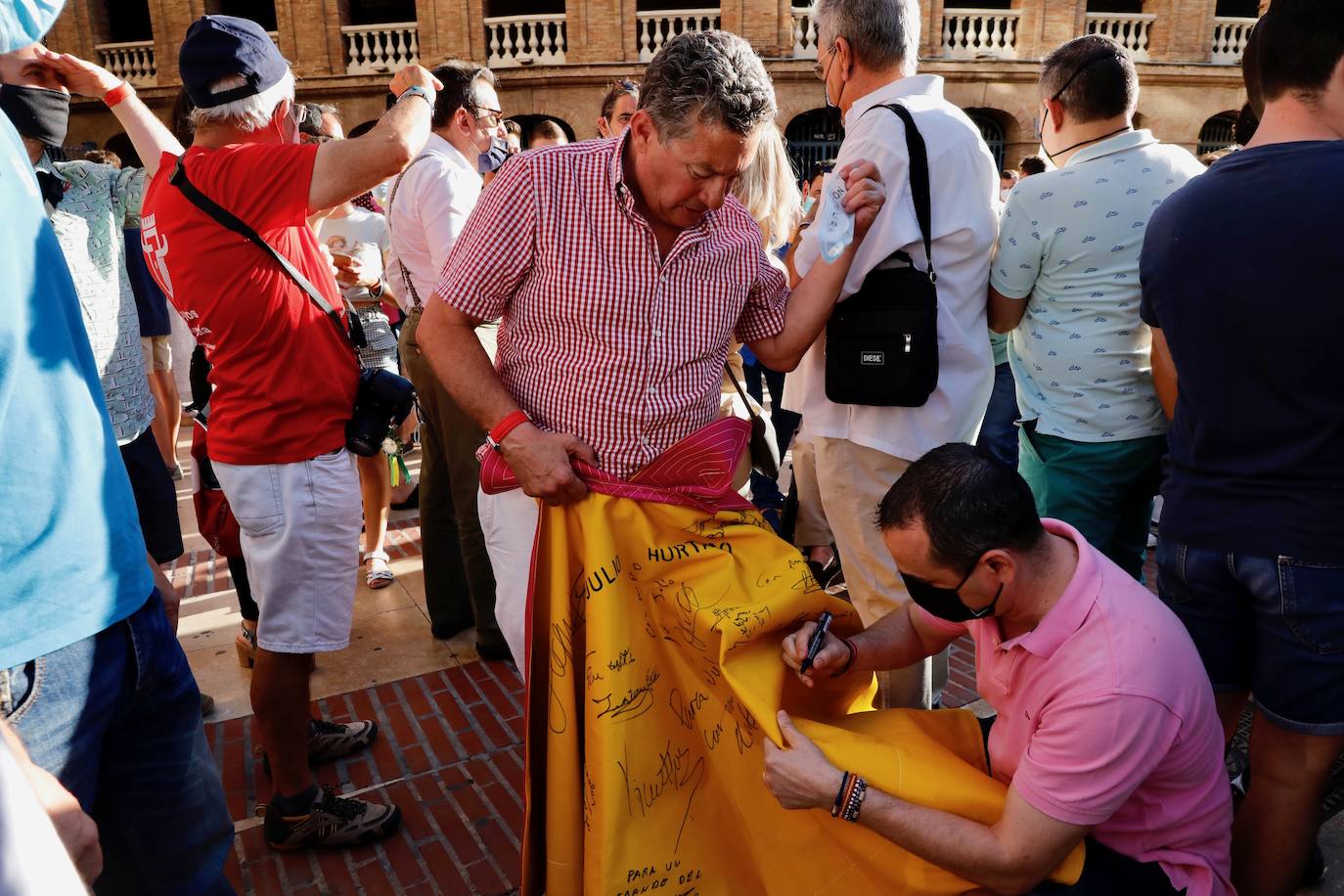 Varios centenares de personas se han concentrado esta tarde frente a la plaza de Toros, arropadas por toreros como Enrique Ponce, Vicente Barrera, El Soro, Román y Jesús Duque