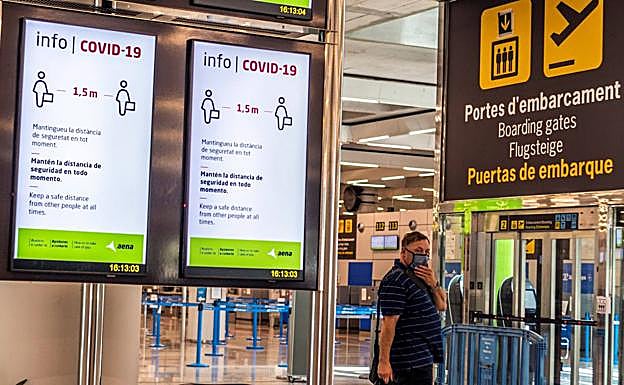 Un aeropuerto con las indicaciones de seguridad del Covid-19. 