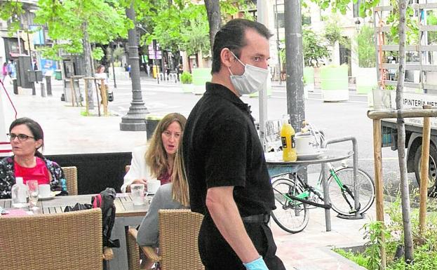 Terrazas vacías. Carrasco atiende dos mesas en una terraza que estaba llena todos los días.