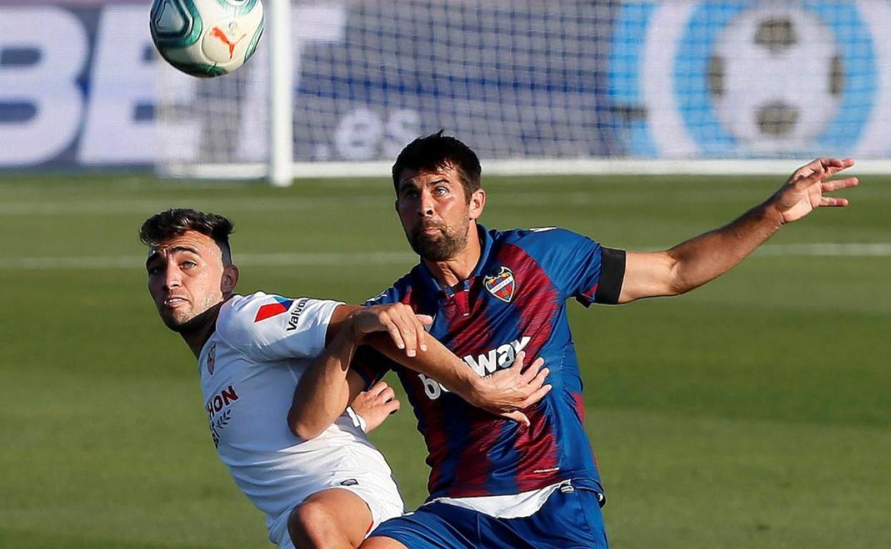 El defensa del Levante Coke Andújar disputa un balón frente al delantero hispano-marroquí del Sevilla, Munir El Haddadi.