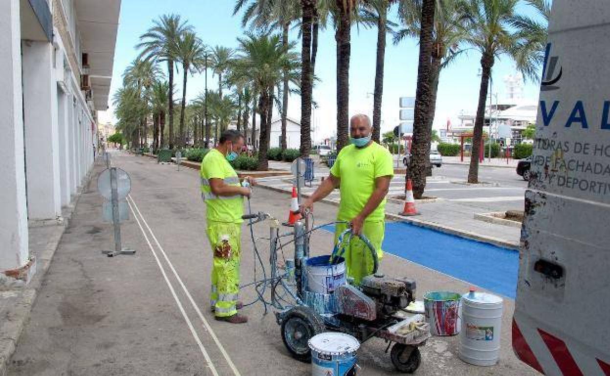 Operarios de Dénia realizando los cambios en la Explanada Cervantes.