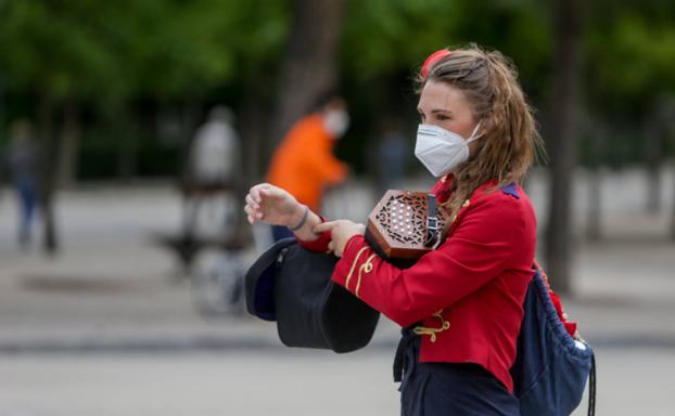 Una mujer con mascarilla. 