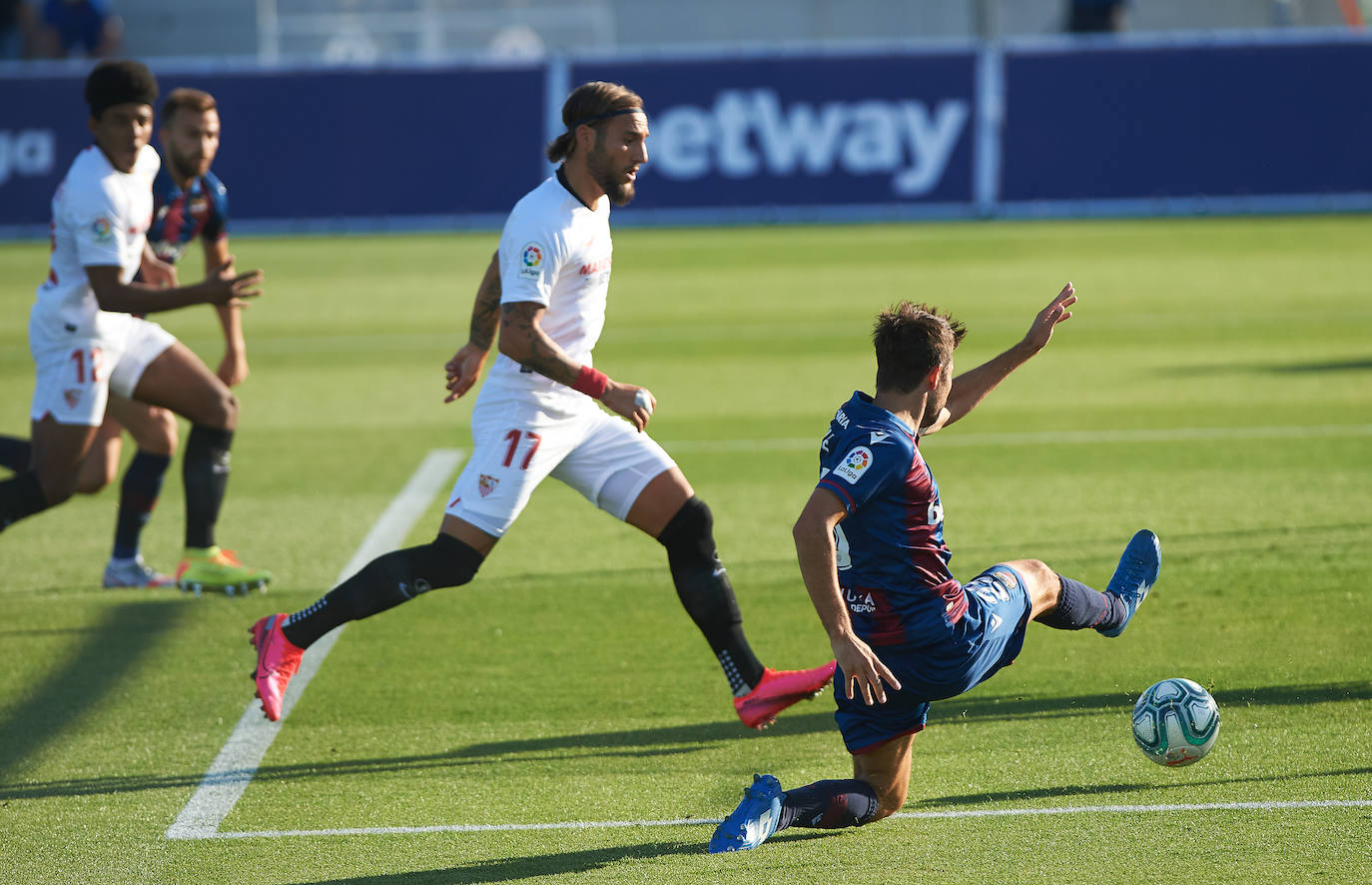 El Levante UD recibe al Sevilla FC, en el partido correspondiente a la jornada 29 de Liga, en el estadio Camilo Cano de La Nucía (Alicante).