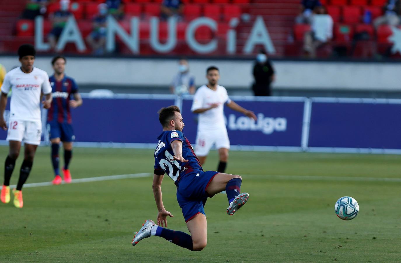 El Levante UD recibe al Sevilla FC, en el partido correspondiente a la jornada 29 de Liga, en el estadio Camilo Cano de La Nucía (Alicante).