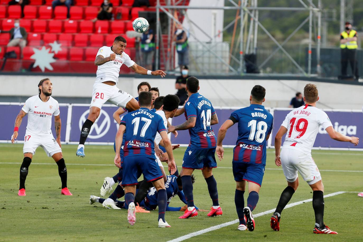 El Levante UD recibe al Sevilla FC, en el partido correspondiente a la jornada 29 de Liga, en el estadio Camilo Cano de La Nucía (Alicante).