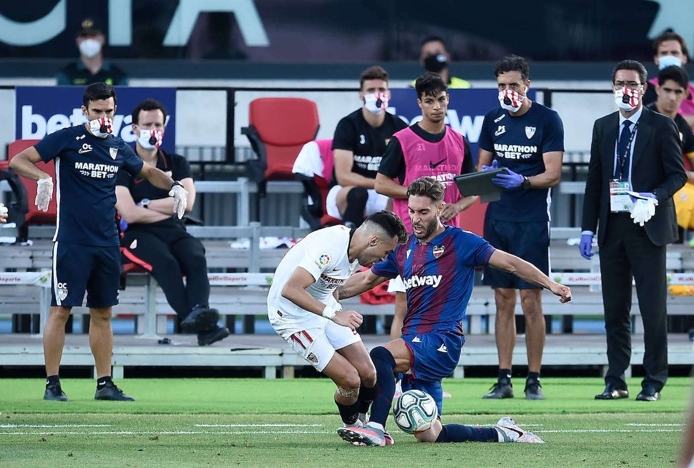 El Levante UD recibe al Sevilla FC, en el partido correspondiente a la jornada 29 de Liga, en el estadio Camilo Cano de La Nucía (Alicante).