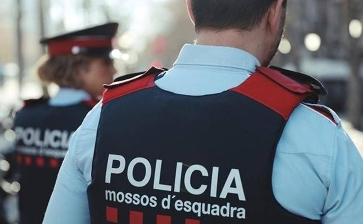 Dos agentes de los Mossos d'esquadra. 