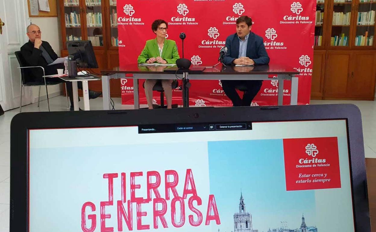 Ignacio Grande y Fani Raga, durante la presentación del balance de Cáritas Diocesana de Valencia, y a un lado monseñor Arturo Ros. 