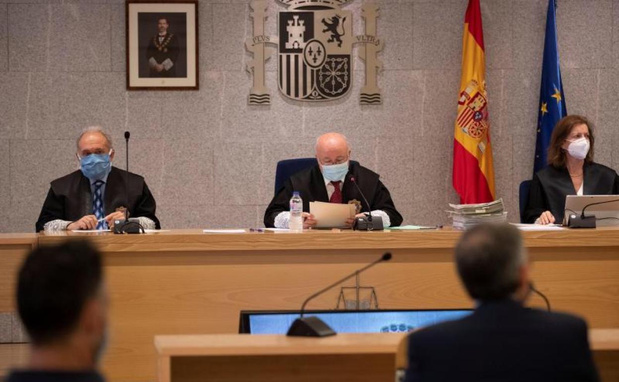 El tribunal del juicio por la visita del Papa, ayer. 