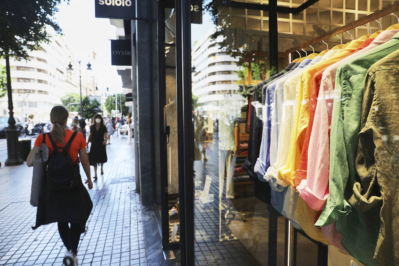 Los valencianos se han lanzado a comprar desde que la ciudad entrara en la fase 3, ya que desde este lunes pueden abrir con un 75% del aforo. 