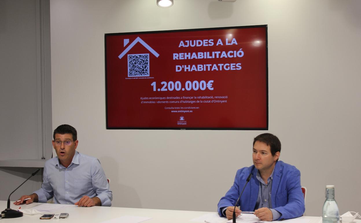 El alcalde de Ontinyent y el concejal de Territorio, en la rueda de prensa del programa de rehabilitación. 