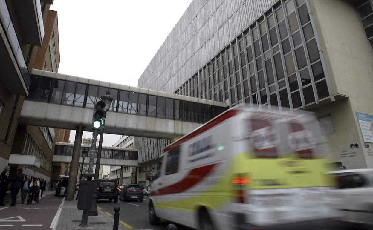 Una ambulancia en el Hospital Clínico de Valencia. 