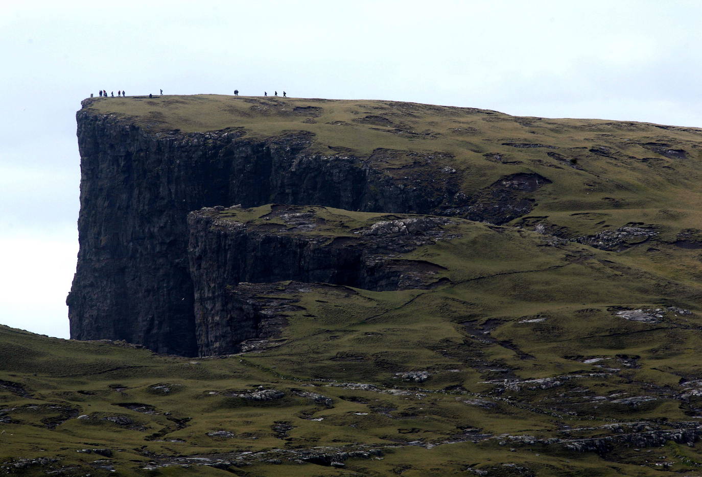 Las Islas Feroe son un destino muy diferente, Naturaleza en estado puro. Situadas al noreste de Escocia justo en el medio de Islandia y Noruega. Es un paraje verde de 1.399 kilómetros cuadrados (113 kilómetros de largo y 75 de ancho), húmedo (casi todo es costa ya que no hay ningún punto a más de 5 kilómetros del oceano) y en el que hay más ovejas (70.000 y para las que piden un especial cuidado a los turistas que viajen en sus propios coches) que habitantes (51.371), que viven en su mayoría de la pesca y la exportación de la misma. 