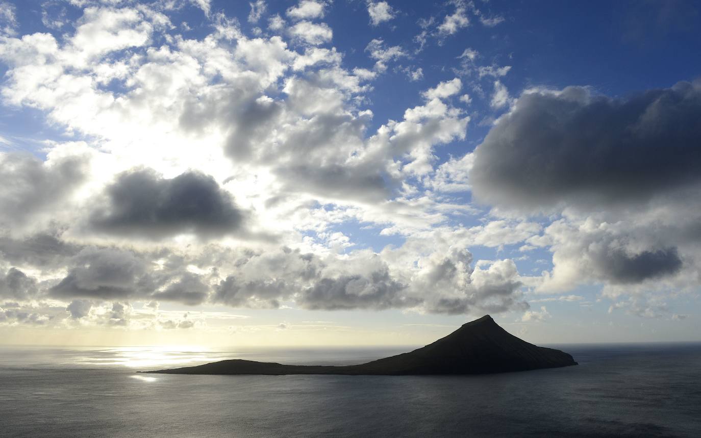 Las Islas Feroe son un destino muy diferente, Naturaleza en estado puro. Situadas al noreste de Escocia justo en el medio de Islandia y Noruega. Es un paraje verde de 1.399 kilómetros cuadrados (113 kilómetros de largo y 75 de ancho), húmedo (casi todo es costa ya que no hay ningún punto a más de 5 kilómetros del oceano) y en el que hay más ovejas (70.000 y para las que piden un especial cuidado a los turistas que viajen en sus propios coches) que habitantes (51.371), que viven en su mayoría de la pesca y la exportación de la misma. 