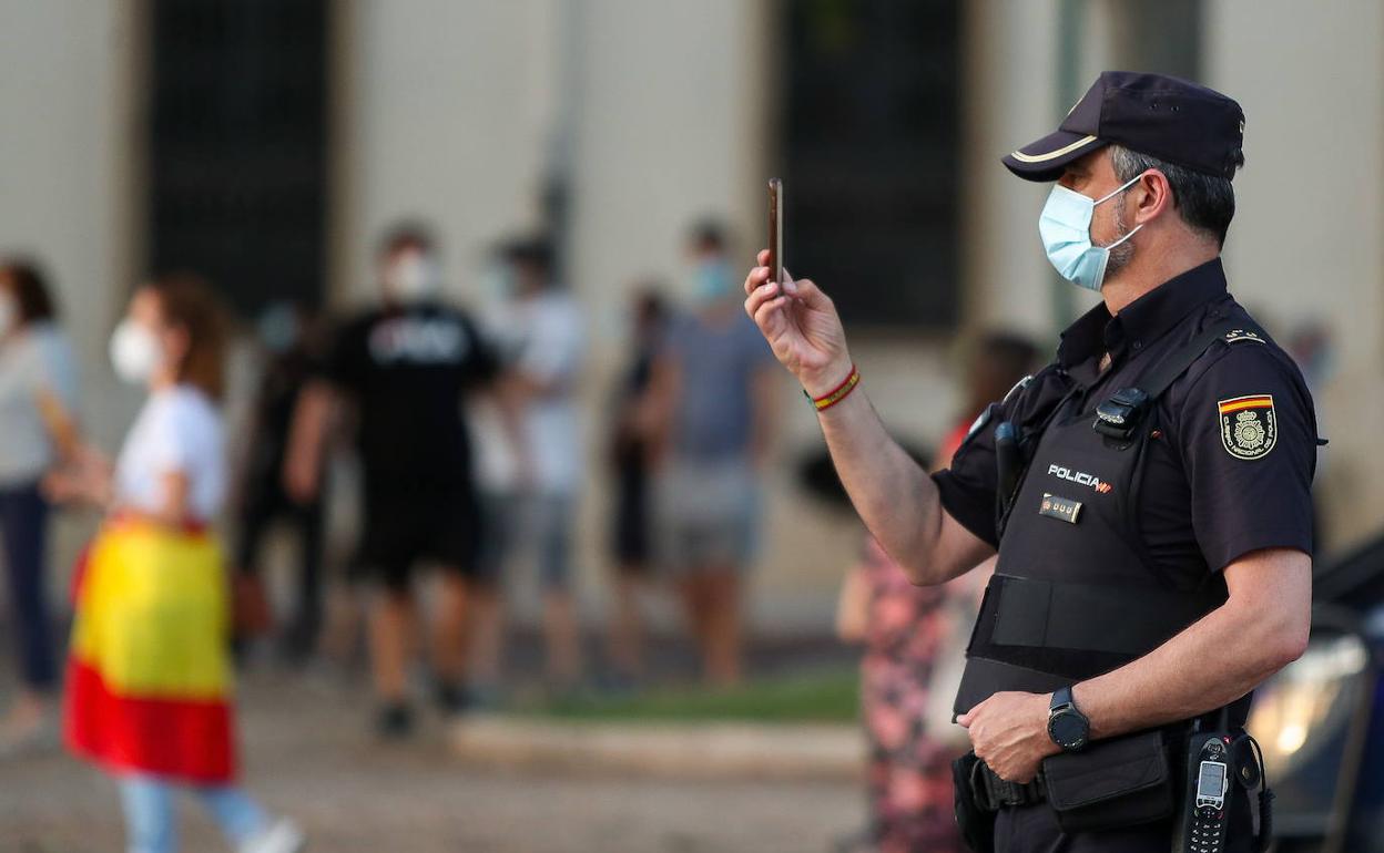 Un agente de la Policía Nacional en Valencia.