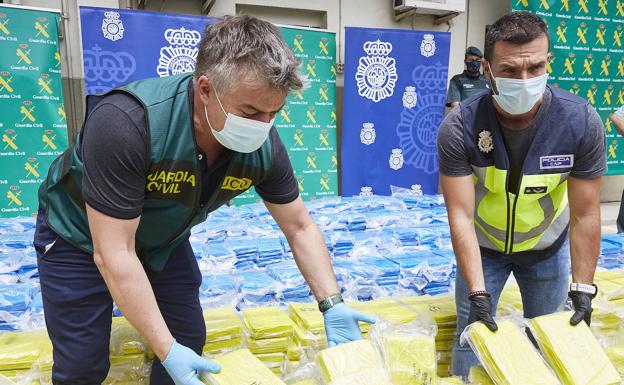 La Guardia Civil y la Policía Nacional incautan 3.800 kilos de cocaína en el puerto de Valencia. 