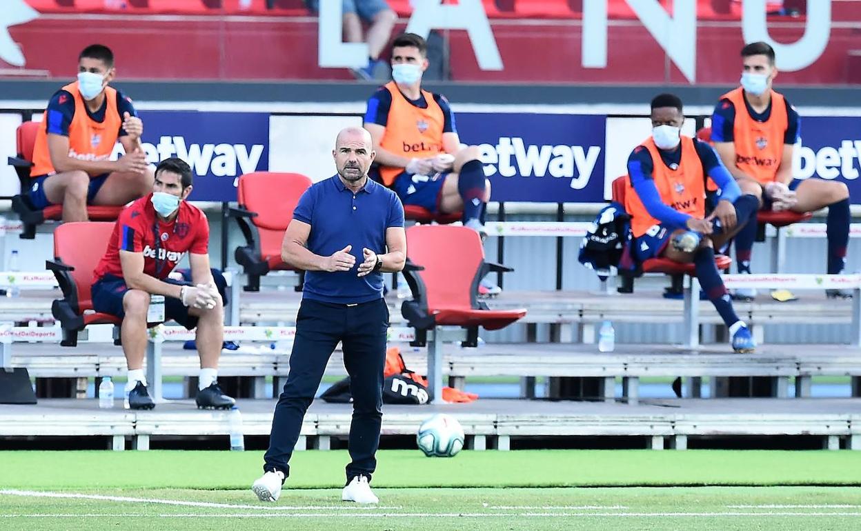 Paco López, durante el partido ante el Sevilla disputado en el Estadi Olímpic Camilo Cano.