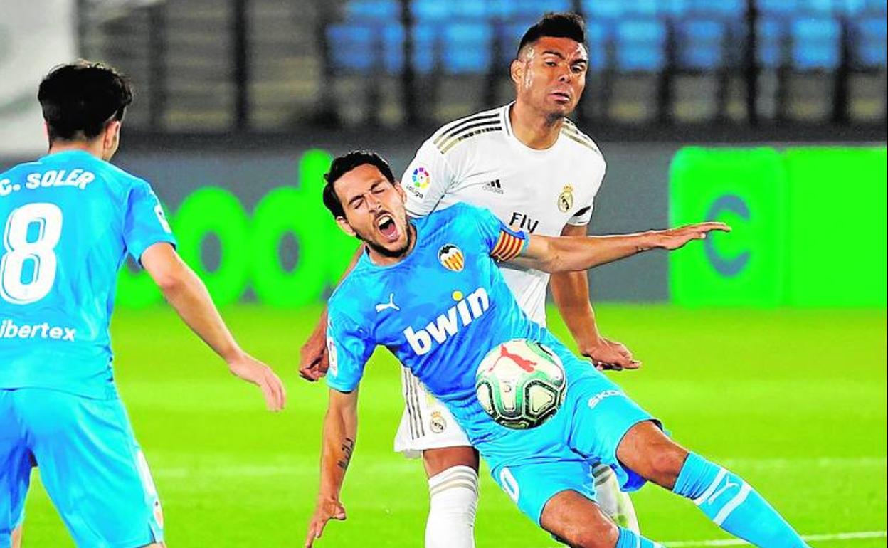 Parejo cae tras una entrada de Casemiro.