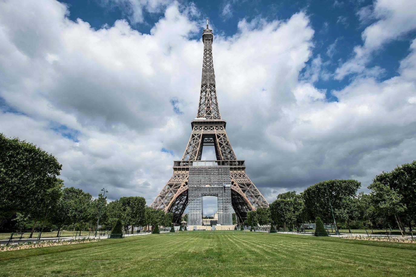 París es espectacular a pie de calle y aún más desde la Torre Eiffel. La ciudad más visitada de Europa comienza a volver a la normalidad, con cafés, restaurantes y la Torre Eiffel nuevamente abierta a los visitantes. 