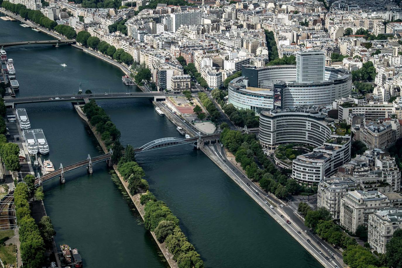 París es espectacular a pie de calle y aún más desde la Torre Eiffel. La ciudad más visitada de Europa comienza a volver a la normalidad, con cafés, restaurantes y la Torre Eiffel nuevamente abierta a los visitantes. 