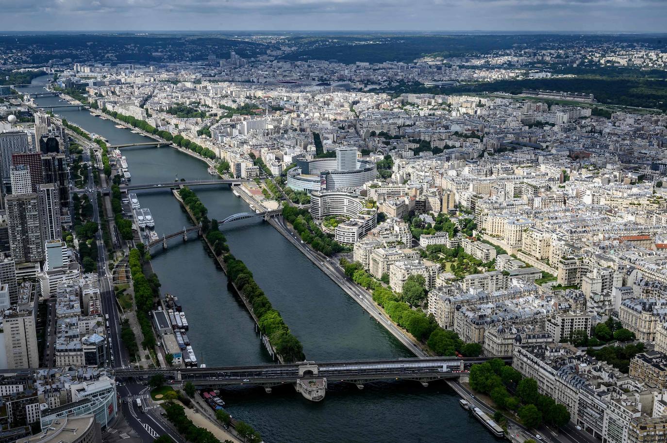 París es espectacular a pie de calle y aún más desde la Torre Eiffel. La ciudad más visitada de Europa comienza a volver a la normalidad, con cafés, restaurantes y la Torre Eiffel nuevamente abierta a los visitantes. 