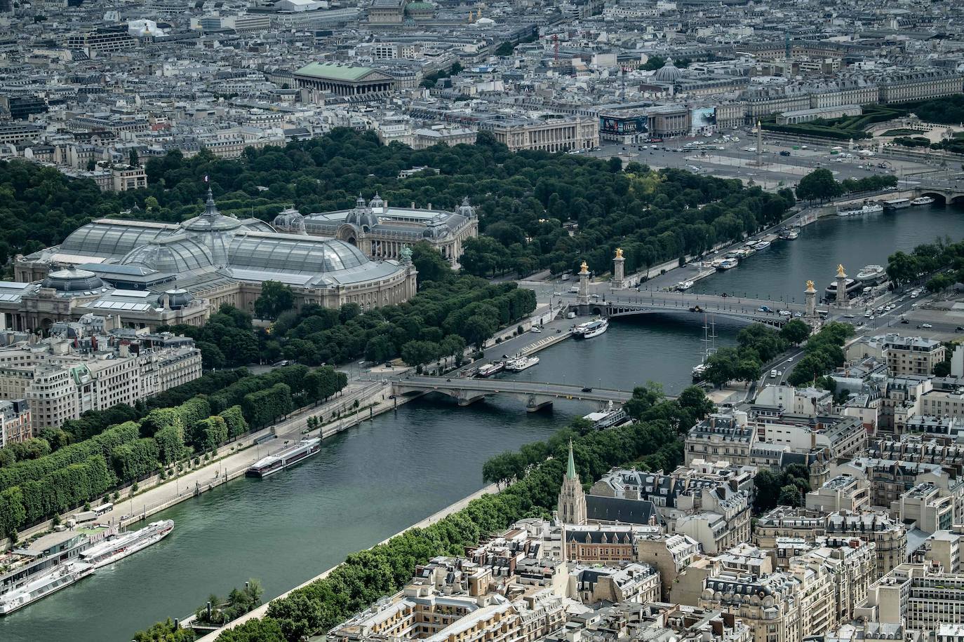 París es espectacular a pie de calle y aún más desde la Torre Eiffel. La ciudad más visitada de Europa comienza a volver a la normalidad, con cafés, restaurantes y la Torre Eiffel nuevamente abierta a los visitantes. 