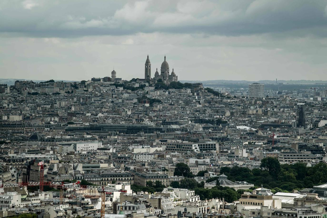 París es espectacular a pie de calle y aún más desde la Torre Eiffel. La ciudad más visitada de Europa comienza a volver a la normalidad, con cafés, restaurantes y la Torre Eiffel nuevamente abierta a los visitantes. 