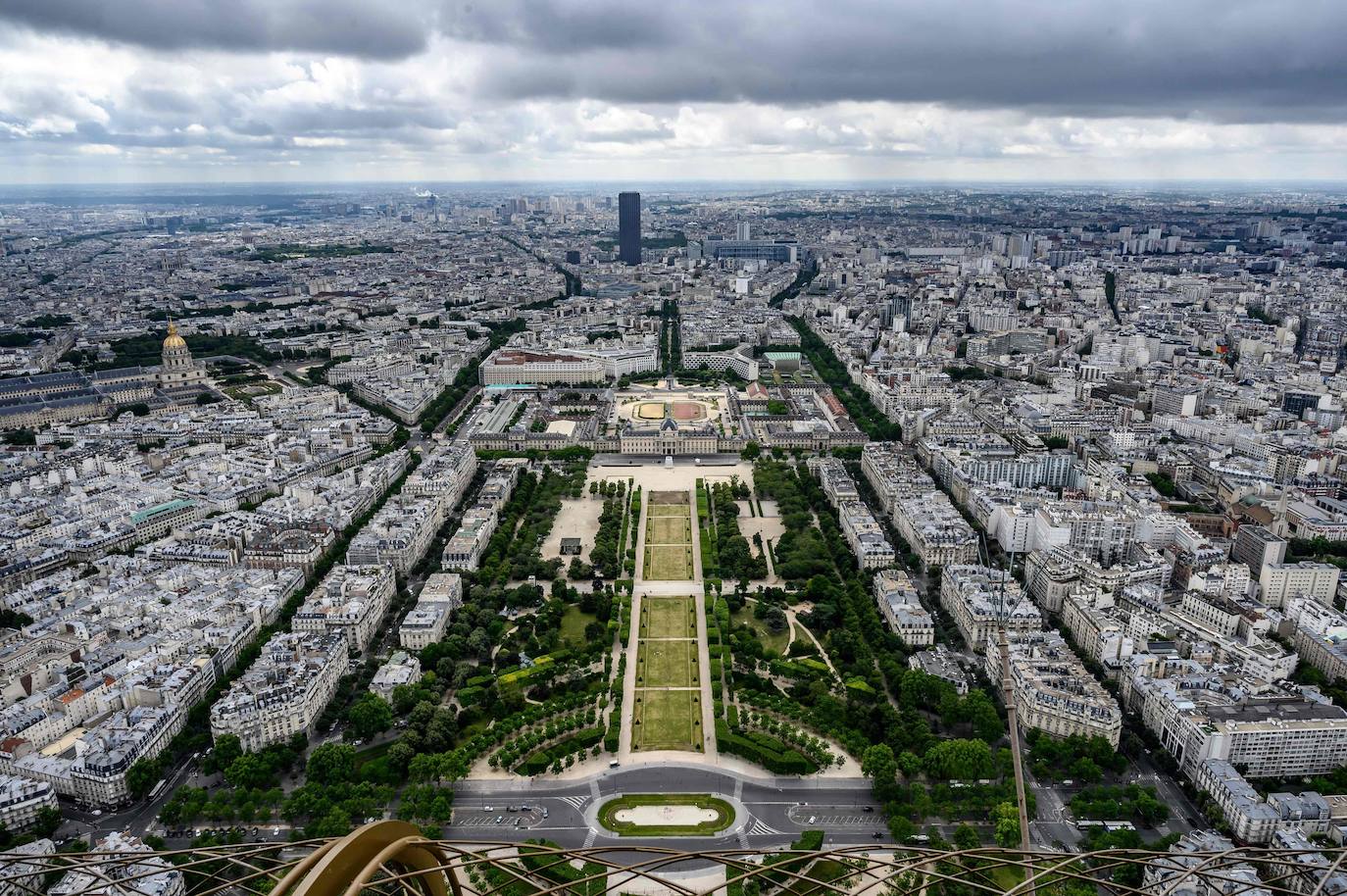 París es espectacular a pie de calle y aún más desde la Torre Eiffel. La ciudad más visitada de Europa comienza a volver a la normalidad, con cafés, restaurantes y la Torre Eiffel nuevamente abierta a los visitantes. 