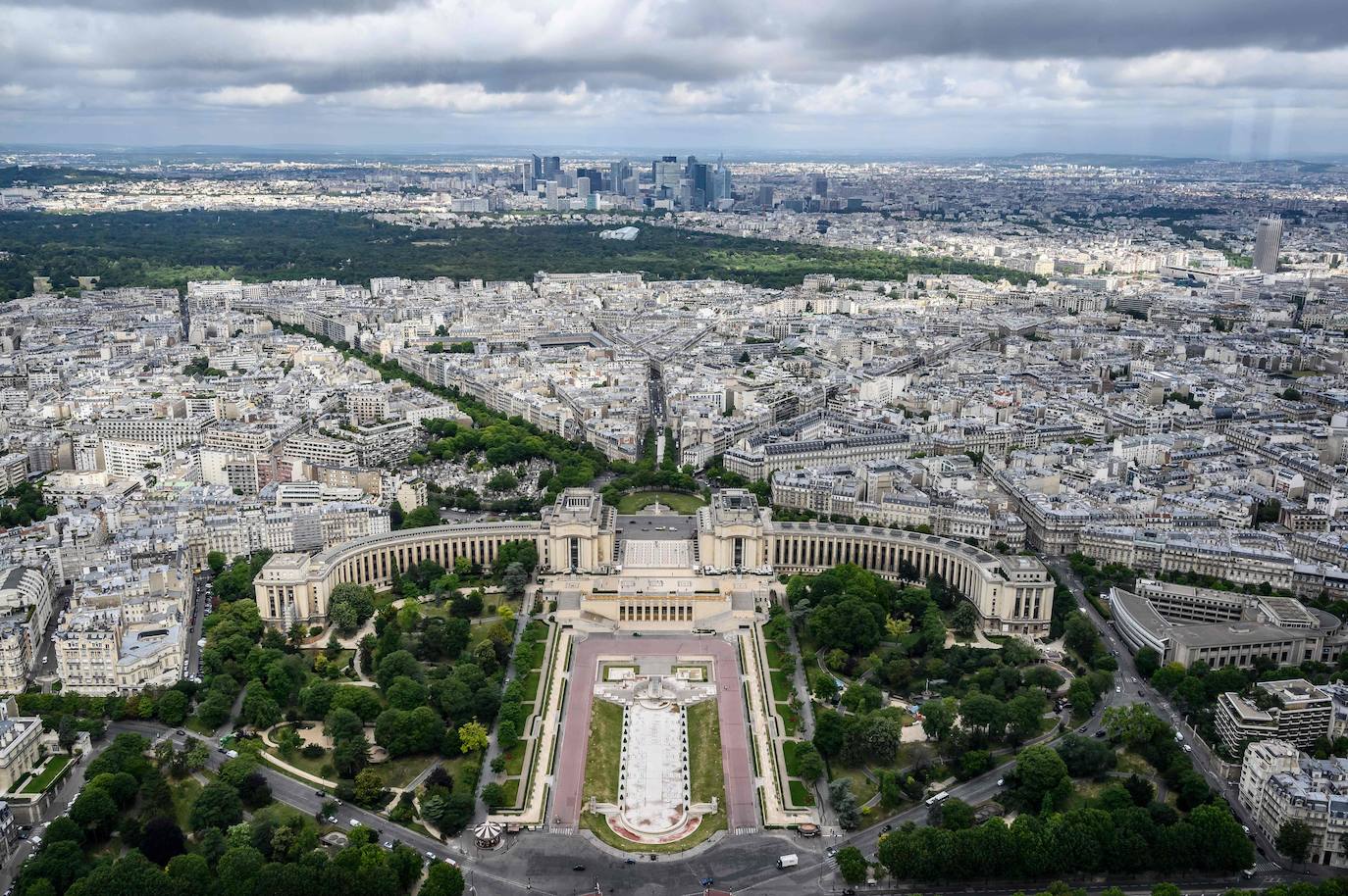 París es espectacular a pie de calle y aún más desde la Torre Eiffel. La ciudad más visitada de Europa comienza a volver a la normalidad, con cafés, restaurantes y la Torre Eiffel nuevamente abierta a los visitantes. 