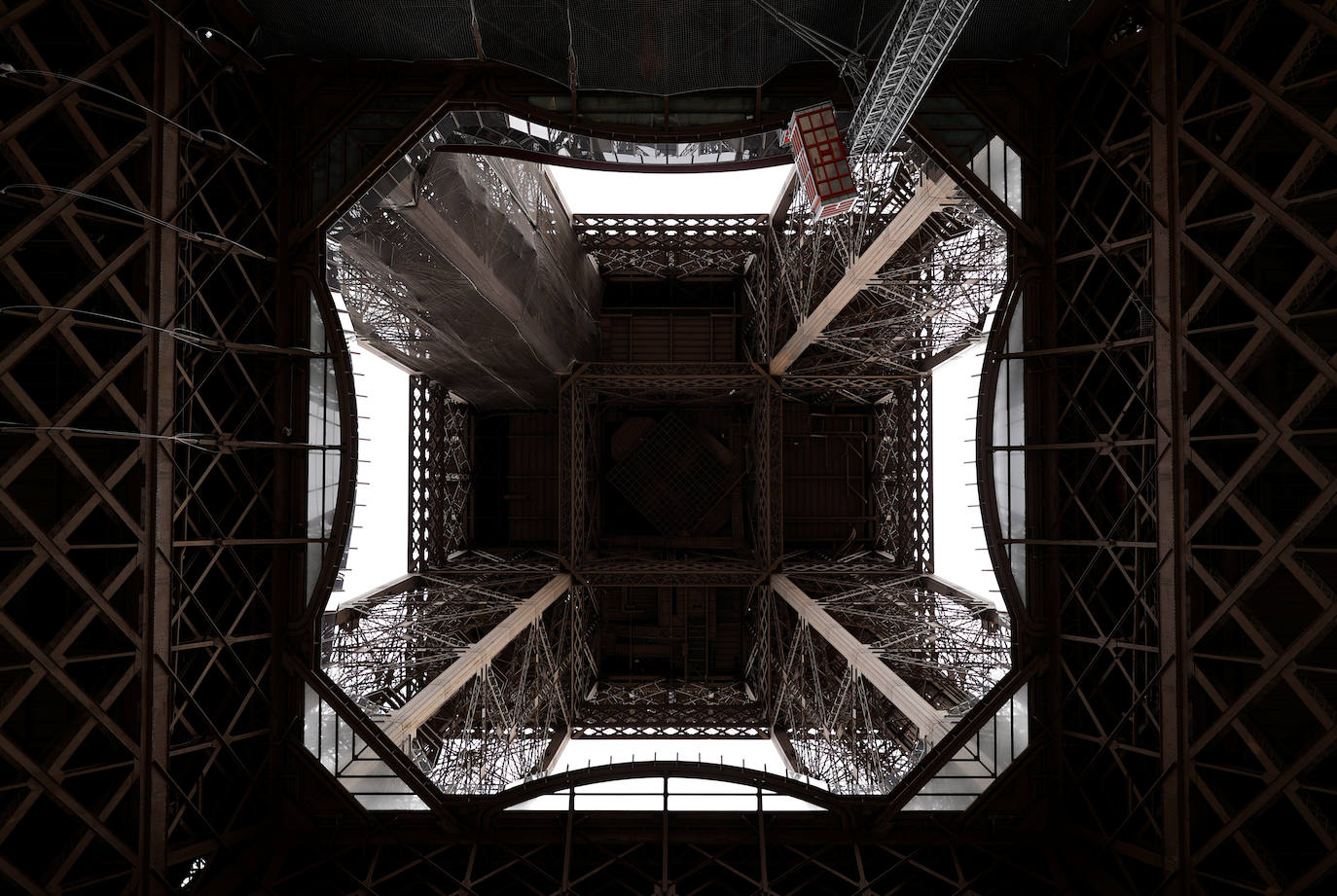 París es espectacular a pie de calle y aún más desde la Torre Eiffel. La ciudad más visitada de Europa comienza a volver a la normalidad, con cafés, restaurantes y la Torre Eiffel nuevamente abierta a los visitantes. 