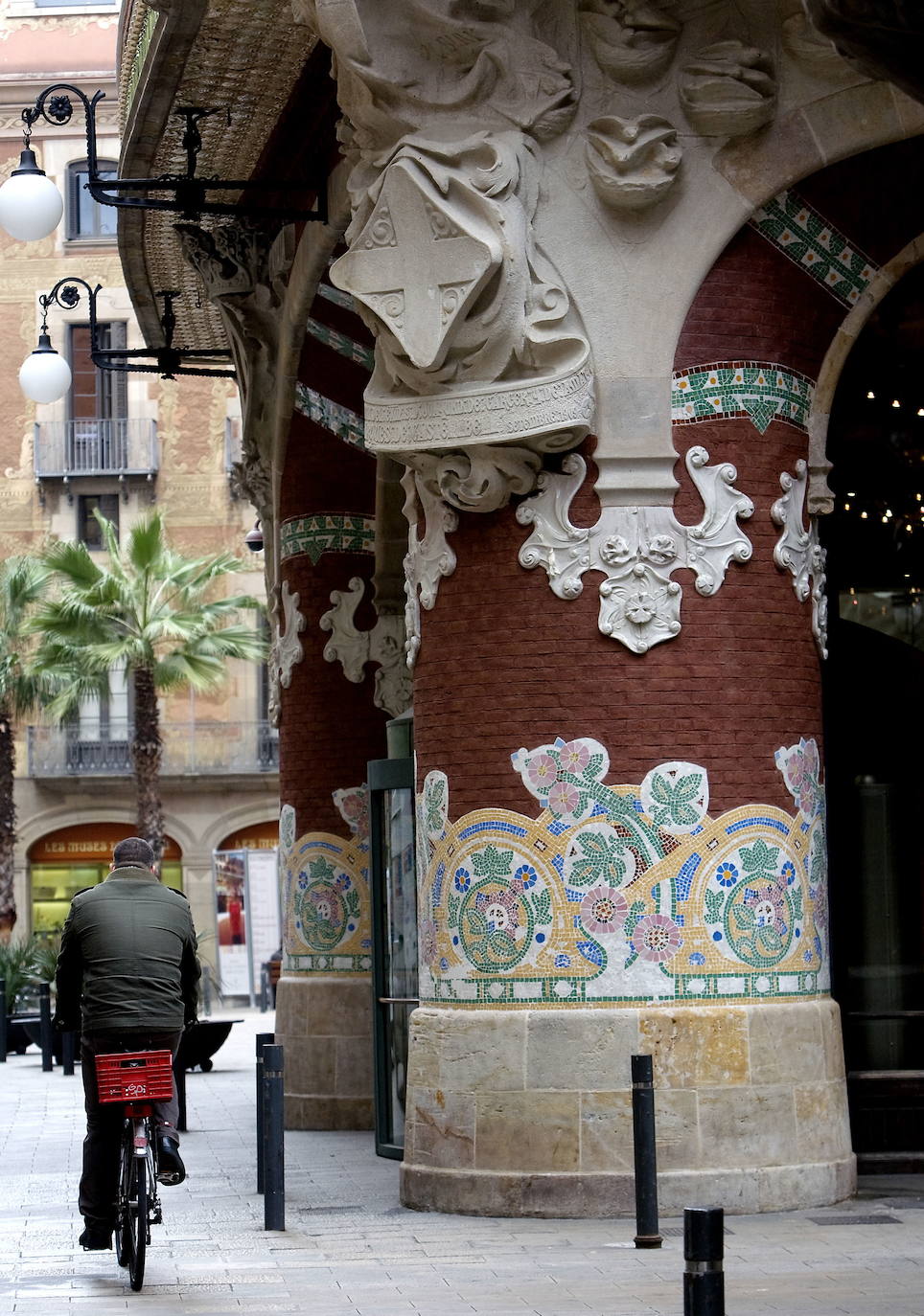 La plaza de Sant Felip Neri, el Barrio Gotico, el cementerio del Poble Nou, el barrio de la Barceloneta o la avenida Tibidabo son los escenarios de las novelas de Carlos Ruiz Zafón, fallecido el viernes 19 de junio de 2020. 