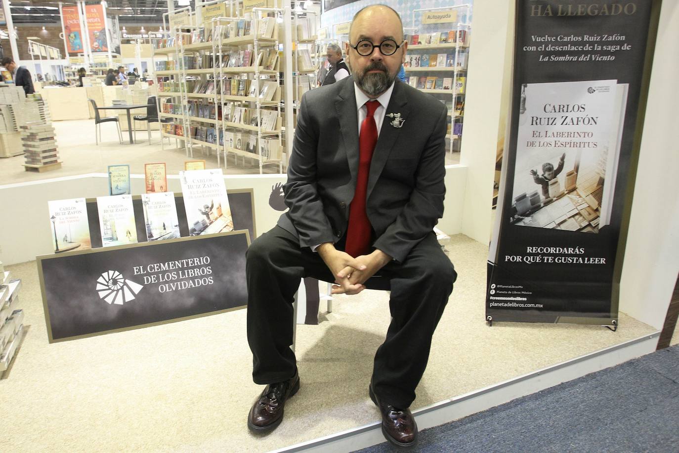 La plaza de Sant Felip Neri, el Barrio Gotico, el cementerio del Poble Nou, el barrio de la Barceloneta o la avenida Tibidabo son los escenarios de las novelas de Carlos Ruiz Zafón, fallecido el viernes 19 de junio de 2020. 