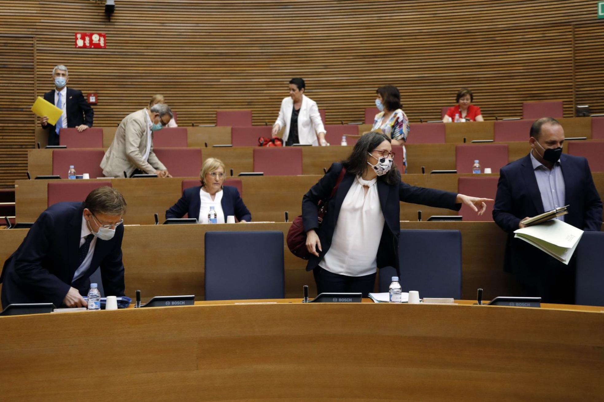 Botánico II. El presidente y los sus dos vicepresidentes, el jueves, en Les Corts. irene marsilla