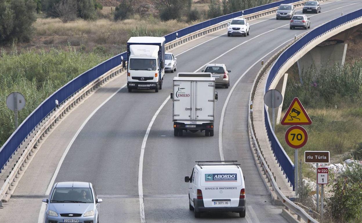 La carretera N-220 de acceso al aeropuerto de Manises. 