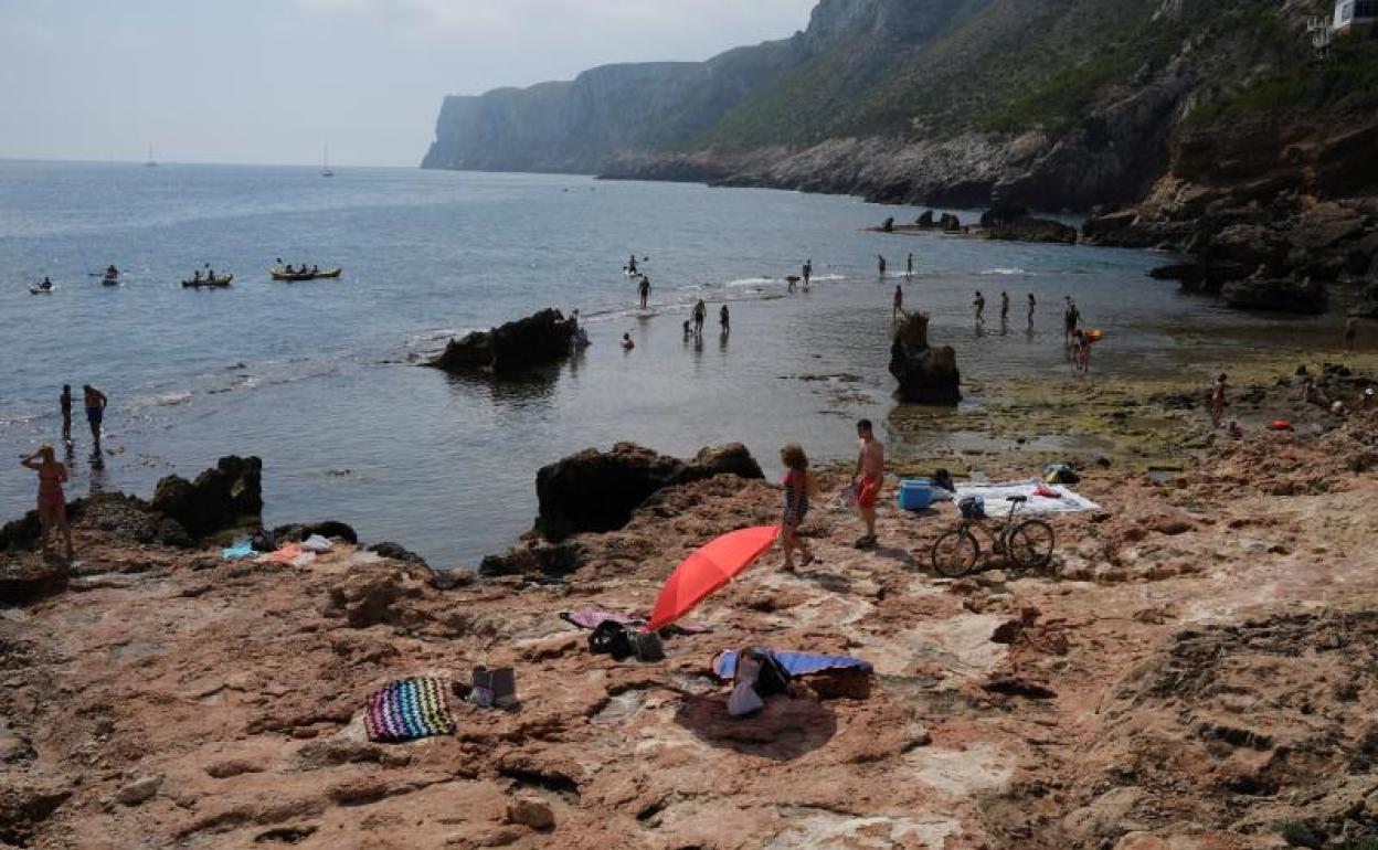 Bañistas en Las Rotas, en Denia, este domingo, primer dia del verano.