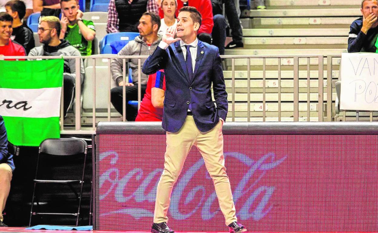 Diego Ríos da indicaciones a los jugadores durante un partido de la presente temporada.