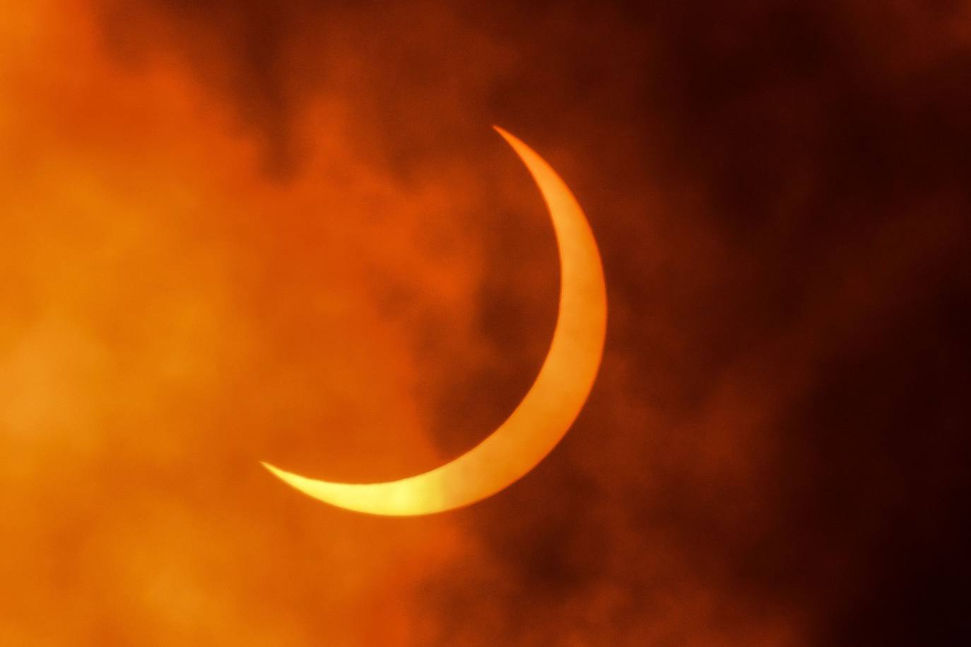 Numerosos astrónomos aficionados del mundo han tenido la suerte de observar este domingo, en pleno solsticio de verano, un eclipse solar excepcional del tipo «círculo de fuego». Este fenómeno astronómico, que sólo se produce una o dos veces al año, empezó poco después de la salida del sol en el centro del continente africano, atravesando la República Democrática del Congo, Sudán del Sur y el norte de Etiopía. Luego avanzará hacia Asia y terminará en el océano Pacífico, en el sur de la isla de Guam. En este tipo de eclipse, la Luna pasa por delante del Sol, en alineación con la Tierra y lo oculta parcialmente, pero deja visible un anillo del astro rey, conocido como «círculo de fuego».