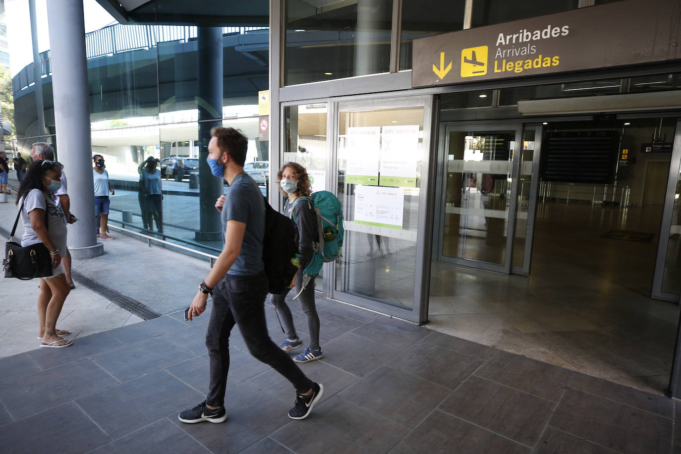 Besos, abrazos, fotos y hasta alguna lágrima. El aeropuerto de Valencia ha comenzado a operar con cierta normalidad tras la apertura de las fronteras dentro de los países Schengen. 