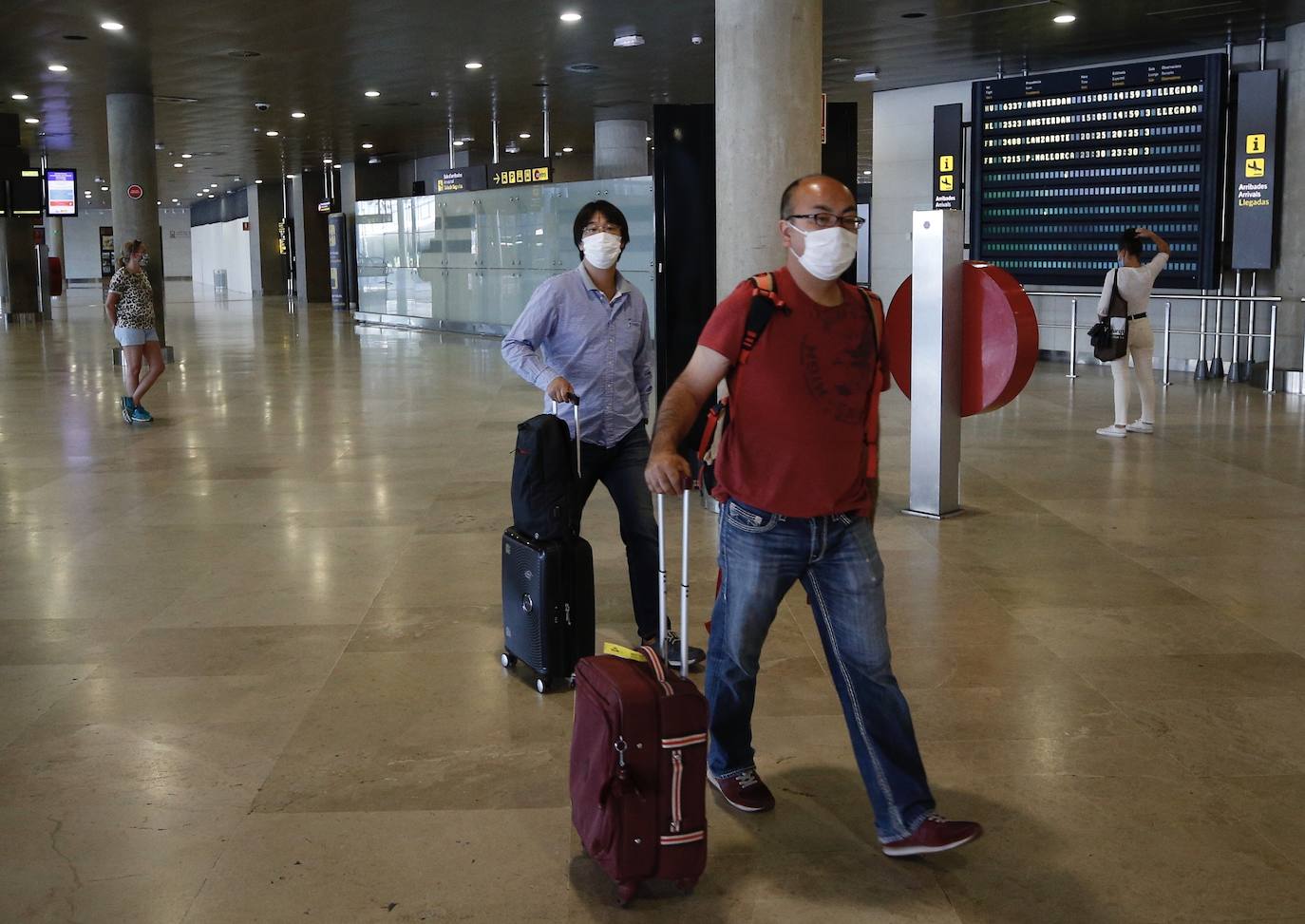 Besos, abrazos, fotos y hasta alguna lágrima. El aeropuerto de Valencia ha comenzado a operar con cierta normalidad tras la apertura de las fronteras dentro de los países Schengen. 