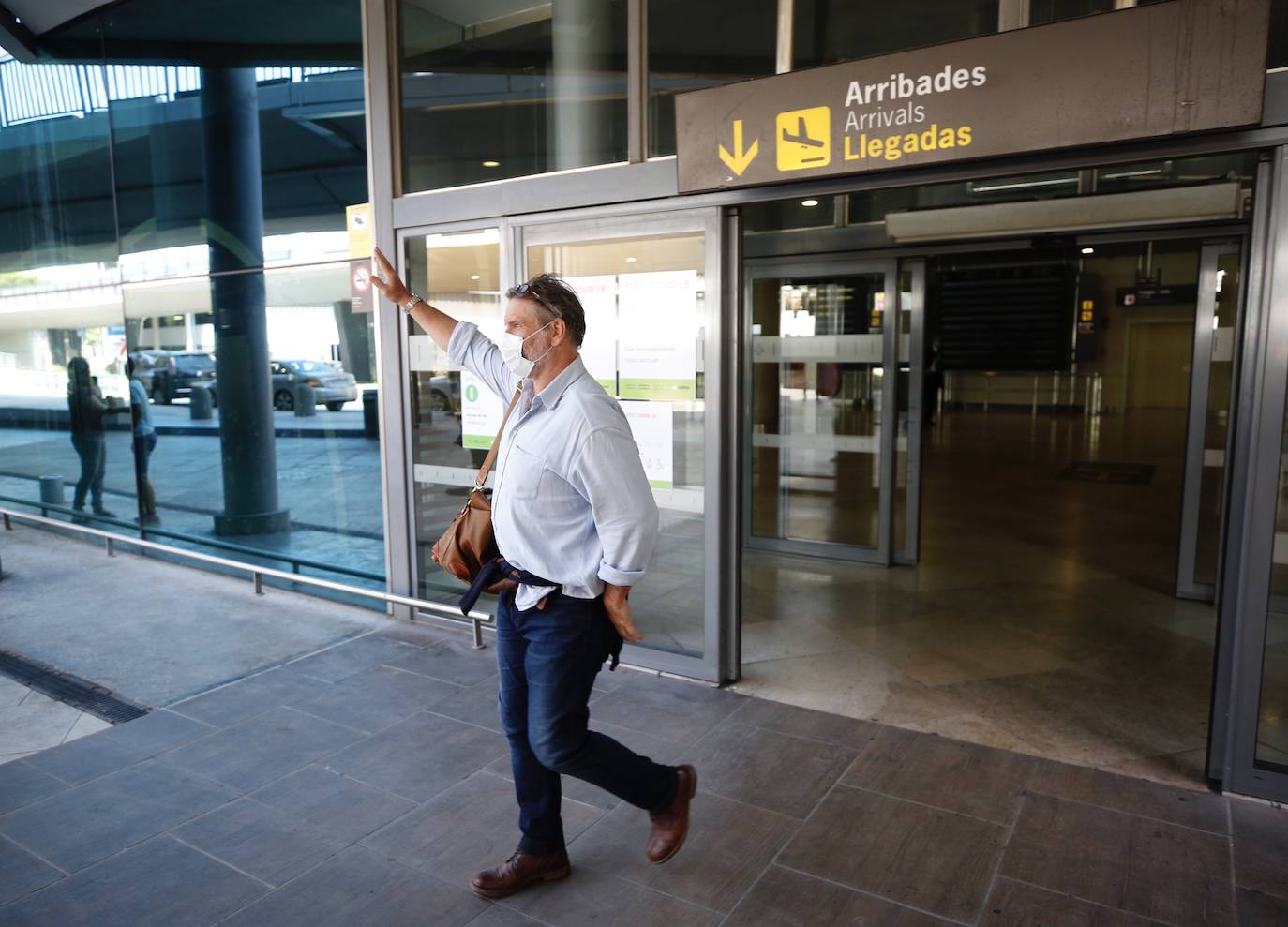 Besos, abrazos, fotos y hasta alguna lágrima. El aeropuerto de Valencia ha comenzado a operar con cierta normalidad tras la apertura de las fronteras dentro de los países Schengen. 