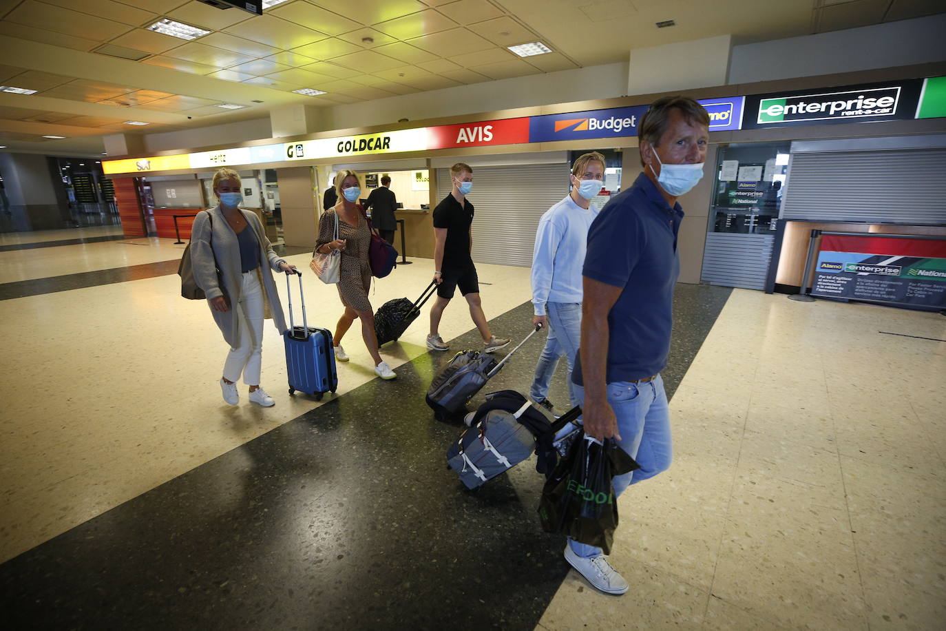 Besos, abrazos, fotos y hasta alguna lágrima. El aeropuerto de Valencia ha comenzado a operar con cierta normalidad tras la apertura de las fronteras dentro de los países Schengen. 