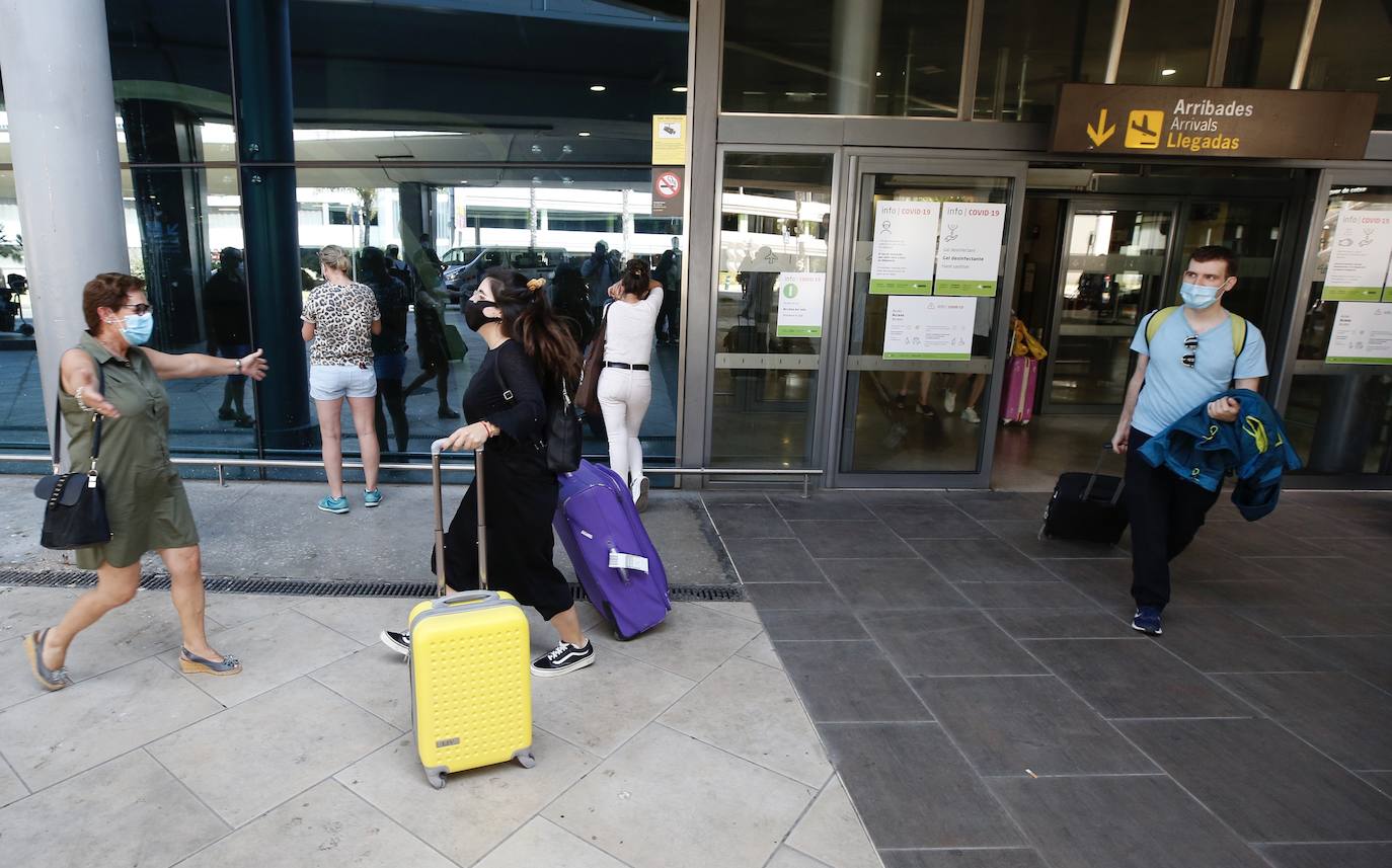 El aeropuerto de Valencia ha comenzado a operar con cierta normalidad tras la apertura de las fronteras dentro de los países Schengen. 