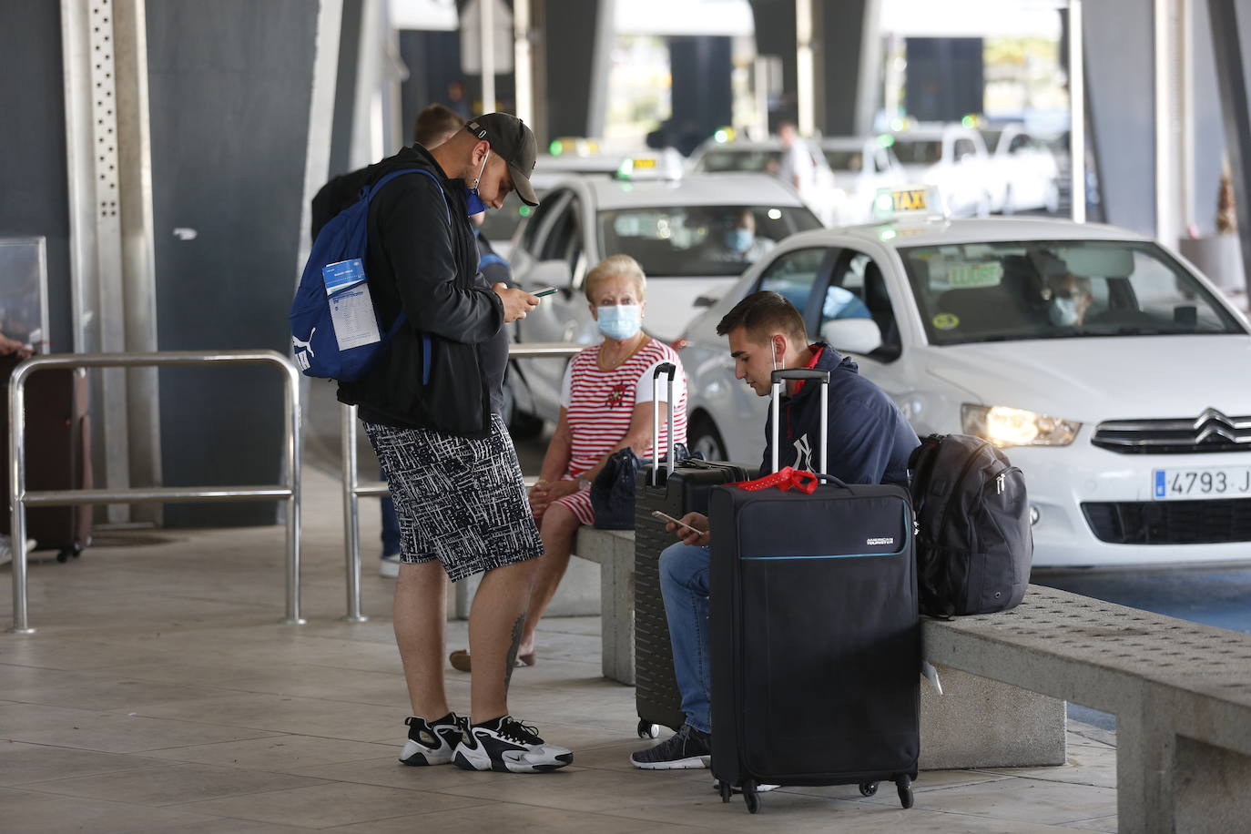 El aeropuerto de Valencia ha comenzado a operar con cierta normalidad tras la apertura de las fronteras dentro de los países Schengen. 