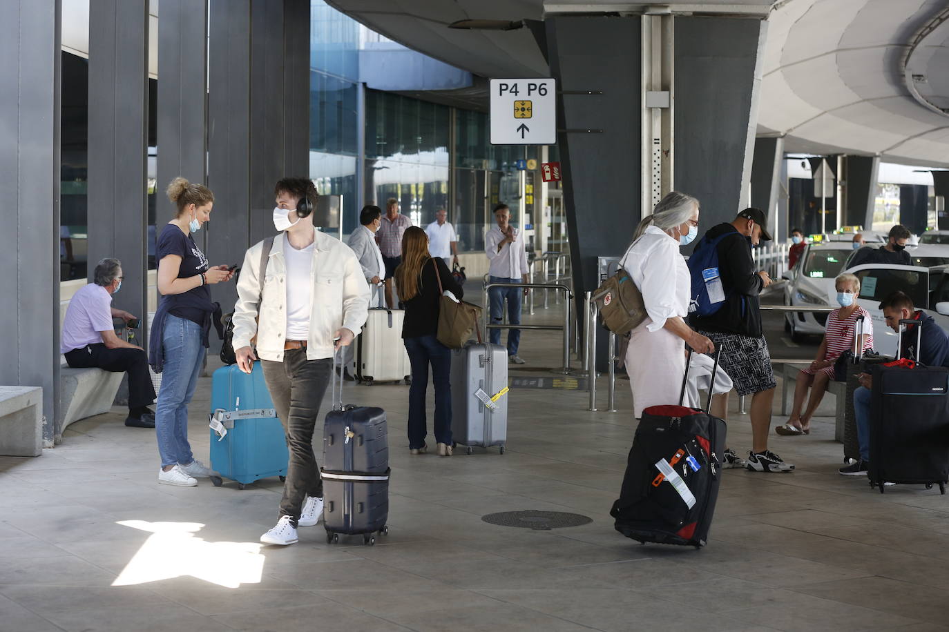 El aeropuerto de Valencia ha comenzado a operar con cierta normalidad tras la apertura de las fronteras dentro de los países Schengen. 