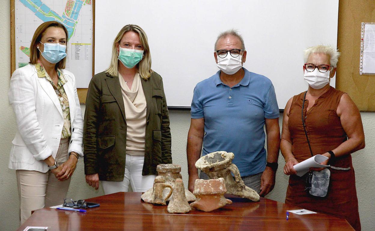 Las autoridades locales con las piezas cedidas. 