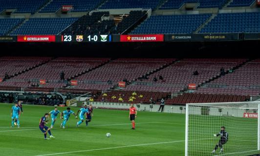 Messi marca de penalti en el Barcelona-Leganés, disputado a puerta vacía. 